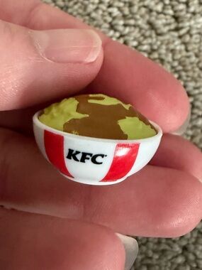 Mini Brands KFC Mash & Gravy – RARE Series 1 Miniature